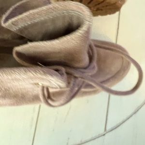 Very cute and corm fort shoes.